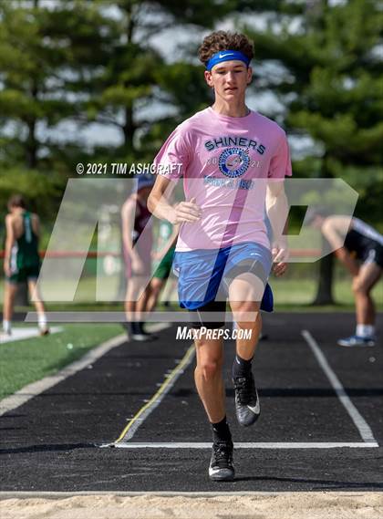 Thumbnail 1 in IHSAA East Central Track & Field Sectional photogallery.