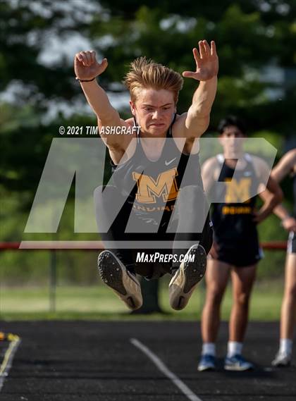 Thumbnail 1 in IHSAA East Central Track & Field Sectional photogallery.