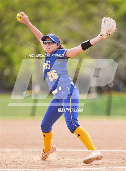 Thumbnail 2 in Fountain Valley vs Woodrow Wilson (Alan Dugard Classic) photogallery.