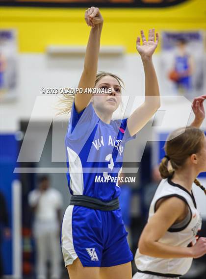Thumbnail 2 in Van Alstyne @ Tom Bean (62'nd Leonard Holiday Tournament) photogallery.