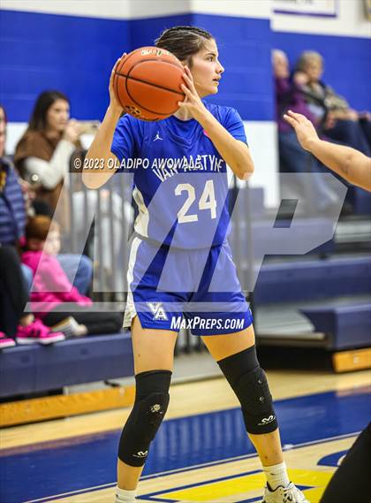 Thumbnail 3 in Van Alstyne @ Tom Bean (62'nd Leonard Holiday Tournament) photogallery.