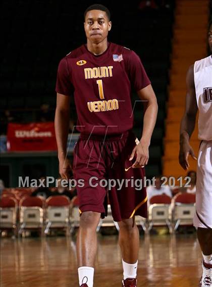 Thumbnail 2 in Mt. Vernon vs. Aquinas Institute (NYSPHSAA Class A Final) photogallery.