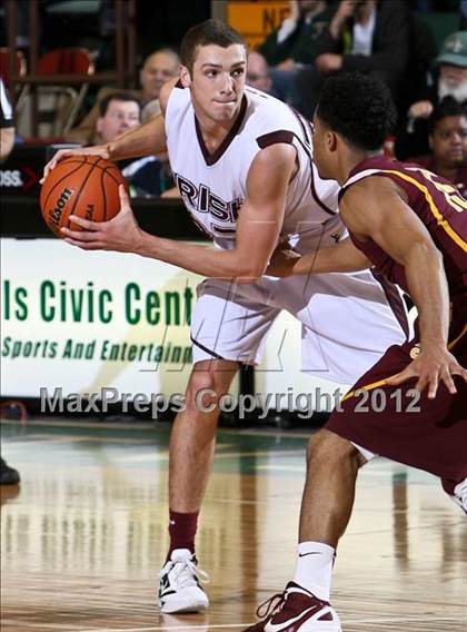 Thumbnail 3 in Mt. Vernon vs. Aquinas Institute (NYSPHSAA Class A Final) photogallery.