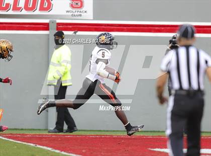 Thumbnail 2 in Shelby vs. Wallace-Rose Hill (NCHSAA 2A State Championship) photogallery.