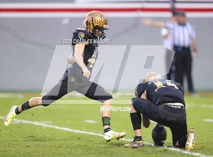 Thumbnail 3 in Shelby vs. Wallace-Rose Hill (NCHSAA 2A State Championship) photogallery.