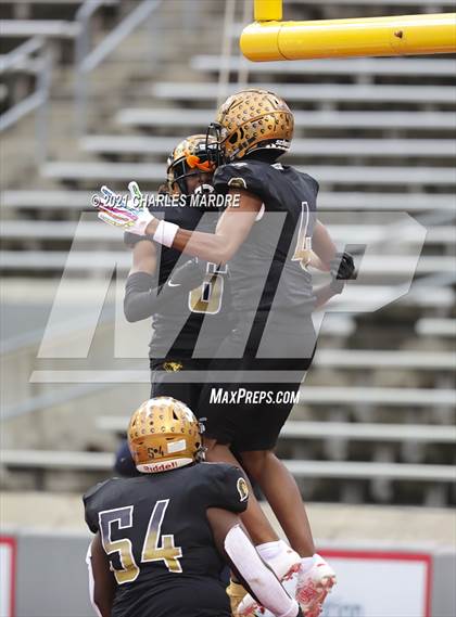 Thumbnail 2 in Shelby vs. Wallace-Rose Hill (NCHSAA 2A State Championship) photogallery.