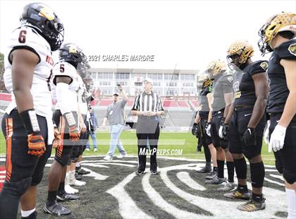 Thumbnail 2 in Shelby vs. Wallace-Rose Hill (NCHSAA 2A State Championship) photogallery.