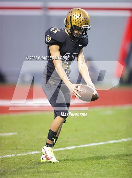 Thumbnail 3 in Shelby vs. Wallace-Rose Hill (NCHSAA 2A State Championship) photogallery.