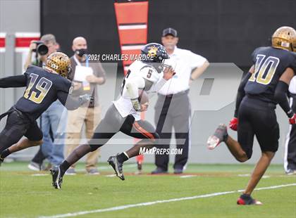 Thumbnail 3 in Shelby vs. Wallace-Rose Hill (NCHSAA 2A State Championship) photogallery.