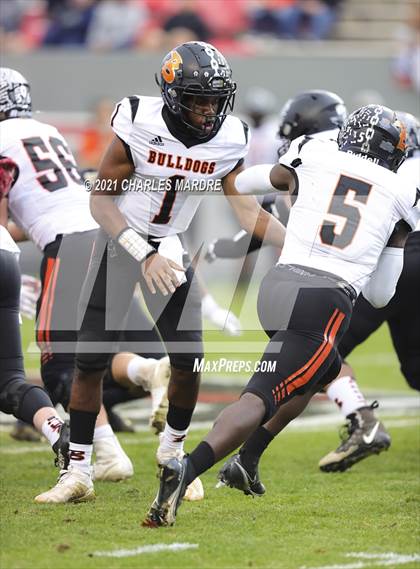 Thumbnail 3 in Shelby vs. Wallace-Rose Hill (NCHSAA 2A State Championship) photogallery.