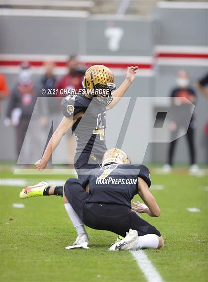 Thumbnail 3 in Shelby vs. Wallace-Rose Hill (NCHSAA 2A State Championship) photogallery.