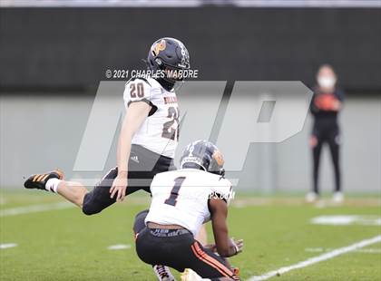 Thumbnail 3 in Shelby vs. Wallace-Rose Hill (NCHSAA 2A State Championship) photogallery.