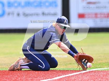 Thumbnail 2 in Dutchtown vs. Airline (LHSAA Division I Non-Select Bi-District) photogallery.