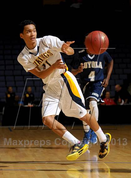 Thumbnail 2 in Santa Monica vs. Loyola (CIF SoCal Regional D1 Final) photogallery.