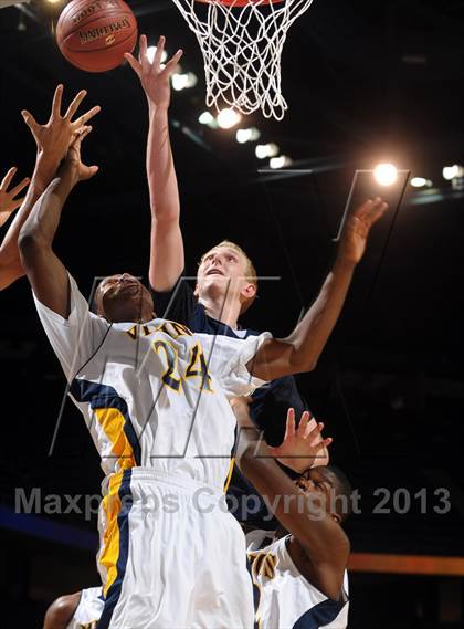 Thumbnail 1 in Santa Monica vs. Loyola (CIF SoCal Regional D1 Final) photogallery.