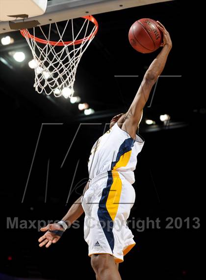 Thumbnail 3 in Santa Monica vs. Loyola (CIF SoCal Regional D1 Final) photogallery.