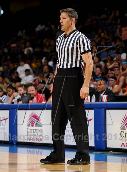 Thumbnail 1 in Santa Monica vs. Loyola (CIF SoCal Regional D1 Final) photogallery.