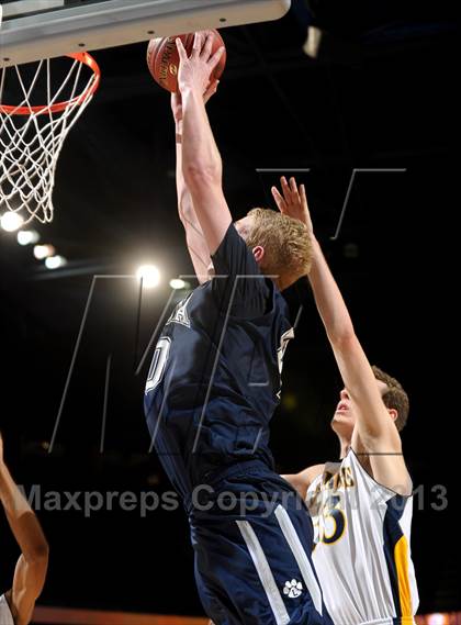Thumbnail 3 in Santa Monica vs. Loyola (CIF SoCal Regional D1 Final) photogallery.