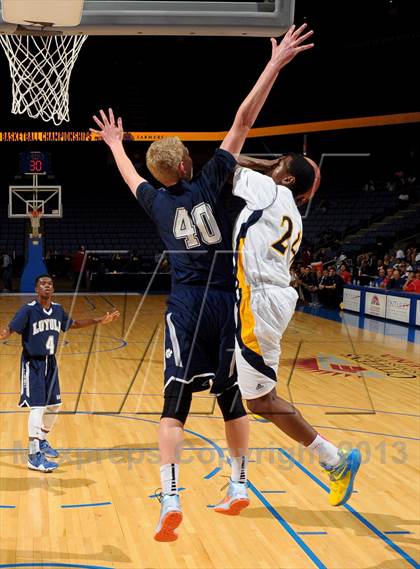 Thumbnail 3 in Santa Monica vs. Loyola (CIF SoCal Regional D1 Final) photogallery.
