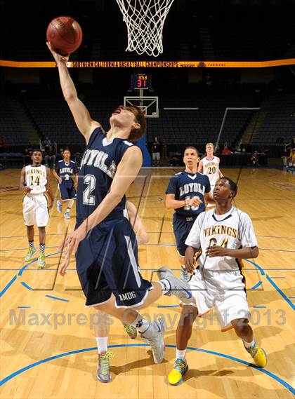 Thumbnail 1 in Santa Monica vs. Loyola (CIF SoCal Regional D1 Final) photogallery.
