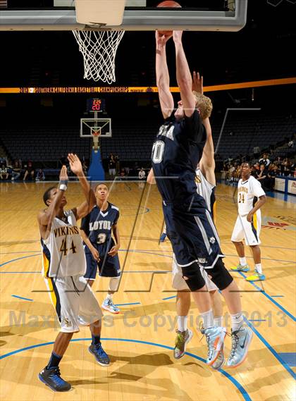 Thumbnail 3 in Santa Monica vs. Loyola (CIF SoCal Regional D1 Final) photogallery.