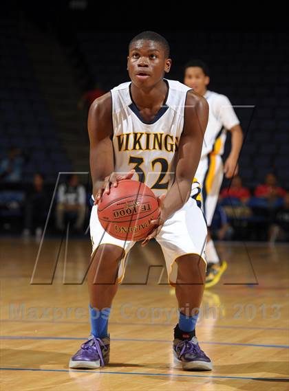 Thumbnail 2 in Santa Monica vs. Loyola (CIF SoCal Regional D1 Final) photogallery.