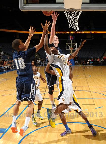 Thumbnail 2 in Santa Monica vs. Loyola (CIF SoCal Regional D1 Final) photogallery.
