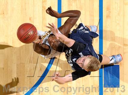 Thumbnail 2 in Santa Monica vs. Loyola (CIF SoCal Regional D1 Final) photogallery.