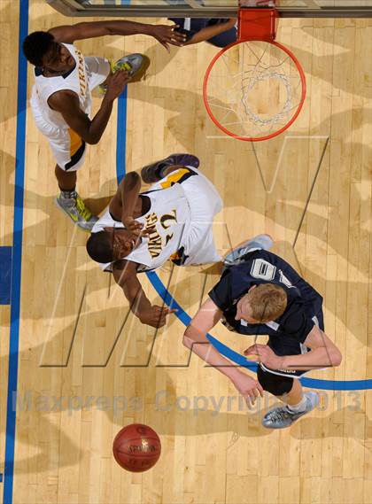 Thumbnail 1 in Santa Monica vs. Loyola (CIF SoCal Regional D1 Final) photogallery.