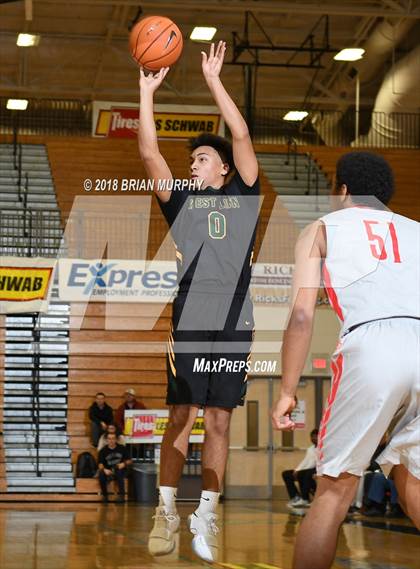 Thumbnail 2 in Mater Dei vs West Linn (Les Schwab Invitational) photogallery.