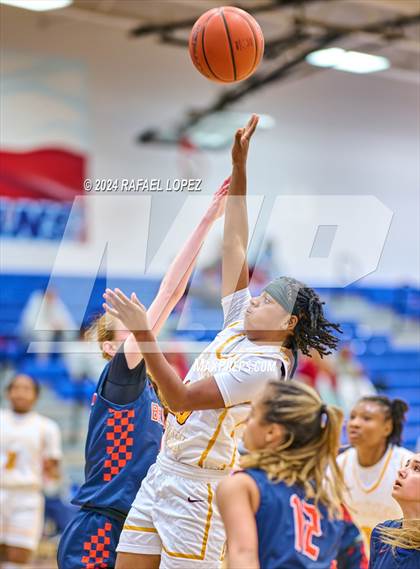 Thumbnail 2 in Summer Creek vs. Brandeis (McDonald's Texas Invitational) photogallery.