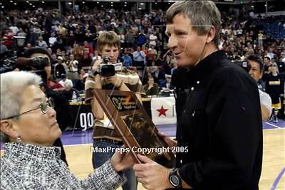 Thumbnail 3 in Mater Dei vs. Oak Ridge (State D2 Final) #1 photogallery.