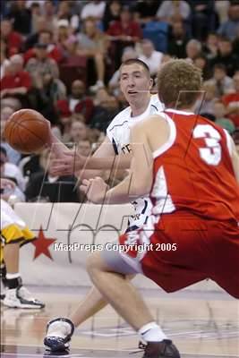 Thumbnail 2 in Mater Dei vs. Oak Ridge (State D2 Final) #1 photogallery.