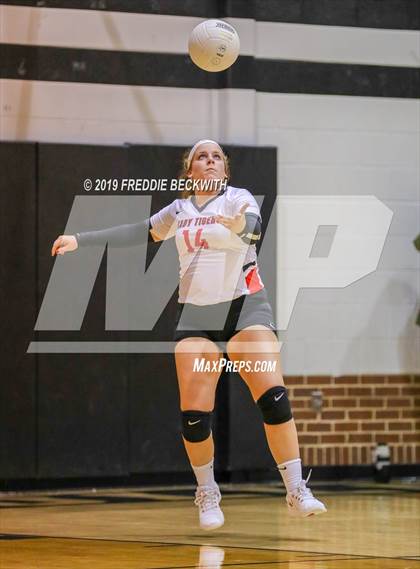 Thumbnail 2 in Collinsville vs. Trenton photogallery.