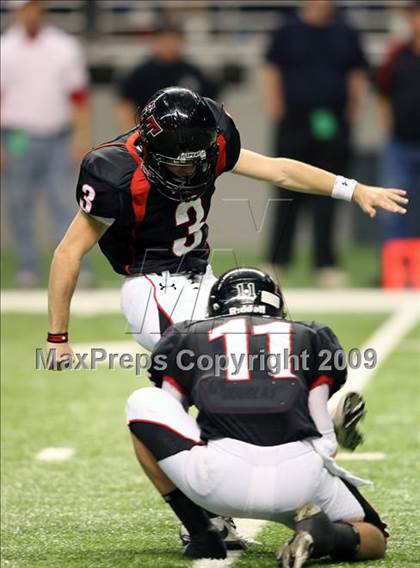 Thumbnail 2 in Flour Bluff vs. Lake Travis (Texas 4A Region 4 Playoffs) photogallery.