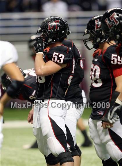 Thumbnail 3 in Flour Bluff vs. Lake Travis (Texas 4A Region 4 Playoffs) photogallery.