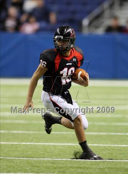 Thumbnail 1 in Flour Bluff vs. Lake Travis (Texas 4A Region 4 Playoffs) photogallery.