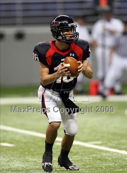 Thumbnail 1 in Flour Bluff vs. Lake Travis (Texas 4A Region 4 Playoffs) photogallery.