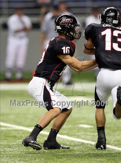 Thumbnail 3 in Flour Bluff vs. Lake Travis (Texas 4A Region 4 Playoffs) photogallery.
