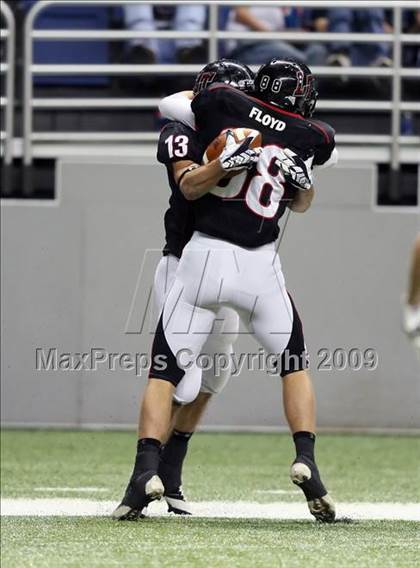Thumbnail 3 in Flour Bluff vs. Lake Travis (Texas 4A Region 4 Playoffs) photogallery.
