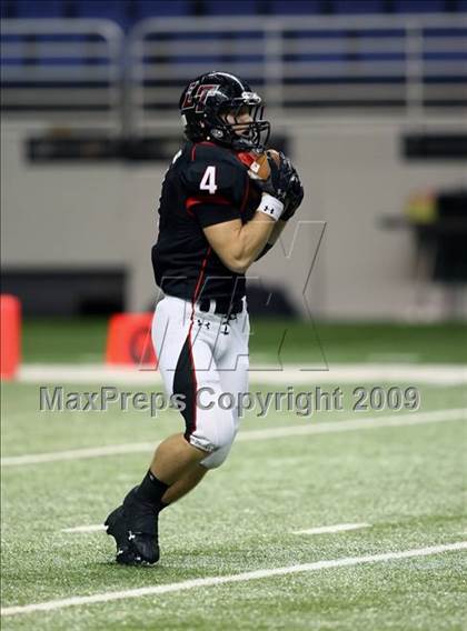 Thumbnail 3 in Flour Bluff vs. Lake Travis (Texas 4A Region 4 Playoffs) photogallery.