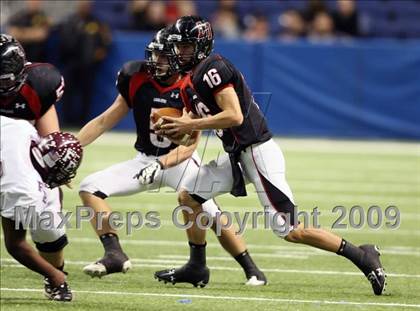 Thumbnail 2 in Flour Bluff vs. Lake Travis (Texas 4A Region 4 Playoffs) photogallery.