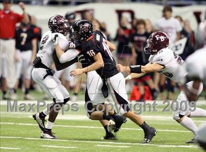 Thumbnail 2 in Flour Bluff vs. Lake Travis (Texas 4A Region 4 Playoffs) photogallery.