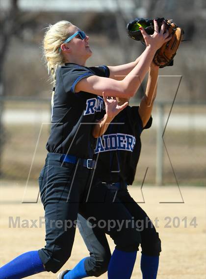 Thumbnail 3 in Sunnyvale vs Ponder (LCS/Argyle Softball Tournament) photogallery.