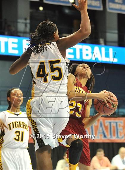 Thumbnail 3 in Hickory vs. Chapel Hill (NCHSAA 3A Final) photogallery.