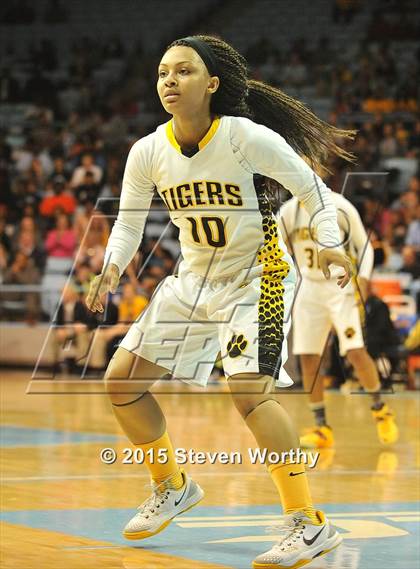 Thumbnail 2 in Hickory vs. Chapel Hill (NCHSAA 3A Final) photogallery.