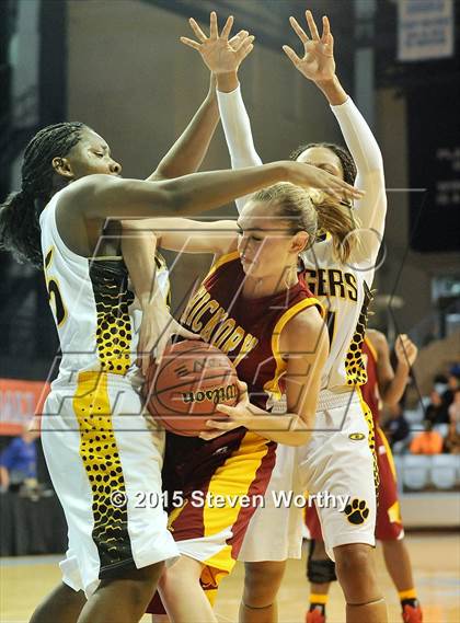 Thumbnail 2 in Hickory vs. Chapel Hill (NCHSAA 3A Final) photogallery.
