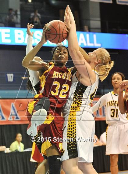 Thumbnail 2 in Hickory vs. Chapel Hill (NCHSAA 3A Final) photogallery.