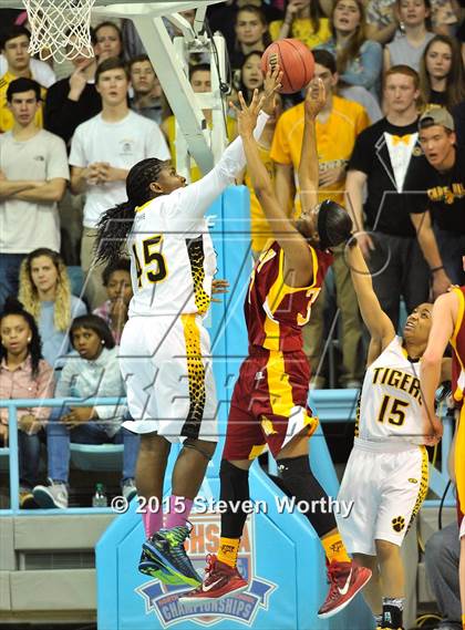 Thumbnail 1 in Hickory vs. Chapel Hill (NCHSAA 3A Final) photogallery.
