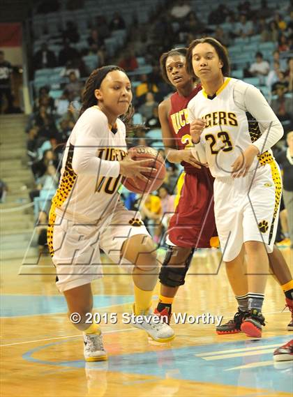Thumbnail 1 in Hickory vs. Chapel Hill (NCHSAA 3A Final) photogallery.